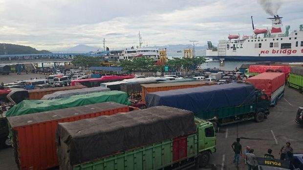 Sabtu Pagi Libur Natal, Pelabuhan Merak Ramai Lancar