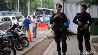 Sejumlah personel Brimob juga menyisir lokasi gereja.