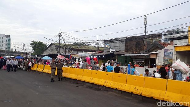 PKL di depan stasiun Tanah Abang tutup lapak usai berdagang