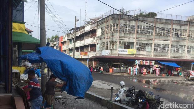 Jalan di Pasar Petisah, Kota Medan.