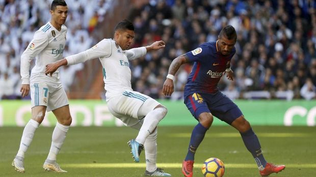 Casemiro (tengah) menjadi salah satu gelandang andalan Real Madrid.