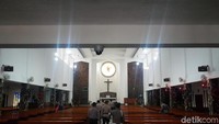Tim yang berjumlah sepuluh orang tersebut menyisir seluruh area gereja.