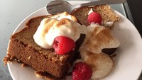 Dari unggahan foto makanannya di Instagram nampak Acha doyan dessert. Yang ini banana bread dengan yogurt raspberry dan bubuk kayu manis. Foto: Instagram septriasaacha