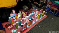 Harga barang-barang itu bervariasi, mulai dari Rp 5.000 hingga Rp 50.000 ribu.