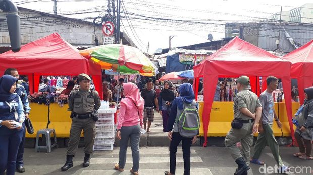 PKL di depan Stasiun Tanah Abang