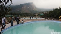 Satu lagi destinasi buat liburan di Garut adalah pemandian air panas di kaki Gunung Papandayan. Selain bisa berenang di air panas belerang yang berkhasiat, di sana juga wisatawan bisa menikmati sejuknya udara khas pegunungan (Hakim Ghani/detikTravel)