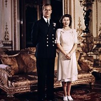 Ratu Elizabeth II dan Pangeran Philip bertunangan secara diam-diam pada 1946. Teknologi foto berwarna sudah diperkenalkan ketika itu. Di foto berkonsep indoor ini, Ratu tampak elegan berbalut mini-dress putih dan peep-toe heels berwarna senada. Foto: Youtube