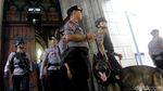 Polisi Sterilisasi Gereja Katedral Jelang Misa Natal