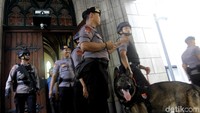 Polisi juga menyisir semua ruang misa utama dengan menggunakan anjing pelacak.