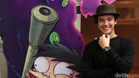 Morgan Oey saat berpose dengan poster Si Juki the Movie (Foto: Asep Syaifullah/detikHOT)