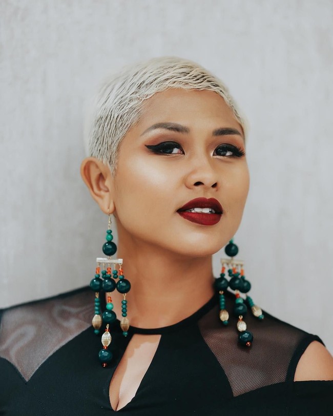 Dulu Dira Sugandi sering tampil dengan rambut panjang dan lurus. Namun kini penyanyi bersuara emas tersebut terlihat berambut super pendek yang dicat pirang platinum. Foto: Instagram