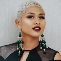 Dulu Dira Sugandi sering tampil dengan rambut panjang dan lurus. Namun kini penyanyi bersuara emas tersebut terlihat berambut super pendek yang dicat pirang platinum. Foto: Instagram