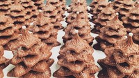 Pohon Natal yang satu ini tidak berwarna hijau tapi dijamin menarik perhatian siapapun. Bukan hanya anak-anak, orang dewasa juga pasti sibuk berebut cokelat ini. Foto: Instagram