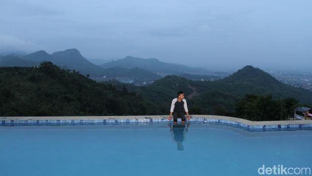 Yang Unik di Bandung: Pesawat di Atas Gunung