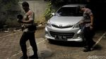 Polisi Sterilisasi Gereja Katedral Jelang Misa Natal