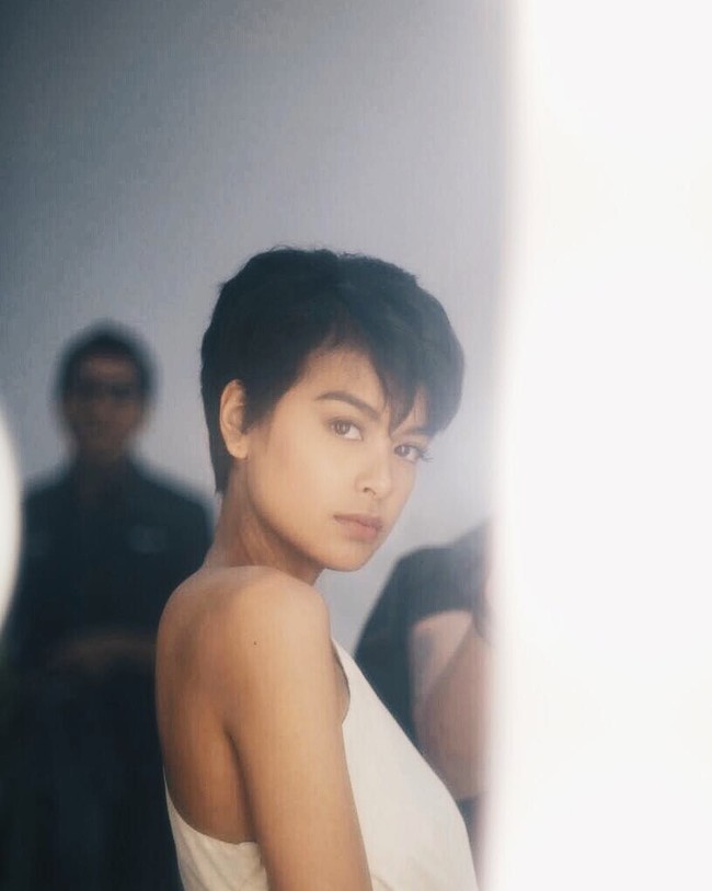 Eva Celia setia dengan gaya rambut pendek. Meski begitu, anak Sophia Latjuba dan Indra Lesmana ini tetap terlihat cantik dan feminin. Setuju? Foto: Instagram