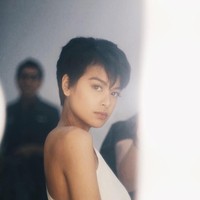 Eva Celia setia dengan gaya rambut pendek. Meski begitu, anak Sophia Latjuba dan Indra Lesmana ini tetap terlihat cantik dan feminin. Setuju? Foto: Instagram