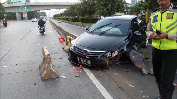 Diduga Lepas Kendali, Sedan Tabrak Pembatas Jalan di Semanggi