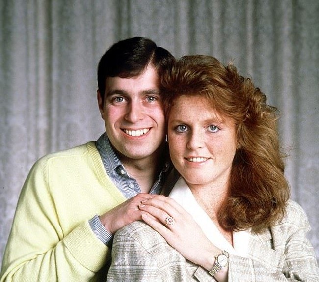 Pose serupa juga terlihat di foto pertunangan Pangeran Andrew dan Sarah Margaret Ferguson atau Fergie pada 1986. Namun Pangeran Andrew yang memeluk Fergie dari belakang. Foto: Youtube