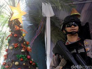 Polisi Sterilisasi Gereja Katedral Jelang Misa Natal