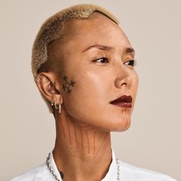 Tak hanya rambut pendek, Fahrani pun tampaknya tetap percaya diri dengan tampilan super cepak. Model tersebut memang sering tampil unik dengan gaya androgyny. Foto: Instagram