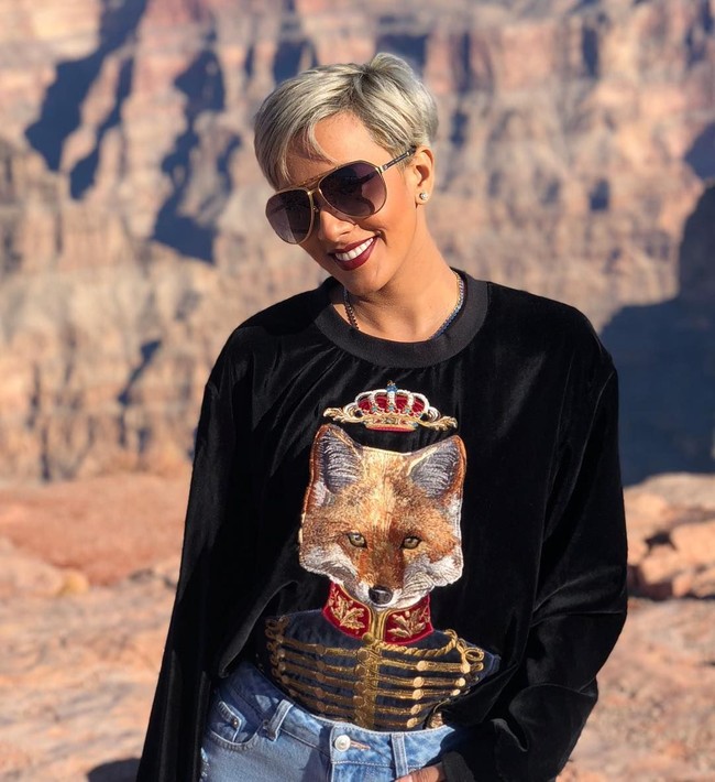 Model Kimmy Jayanti juga terlihat edgy dengan berambut cepak. Meski begitu ia tidak tampak tomboy karena gaya busananya tetap feminin bahkan glamour. Foto: Instagram