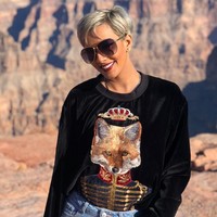 Model Kimmy Jayanti juga terlihat edgy dengan berambut cepak. Meski begitu ia tidak tampak tomboy karena gaya busananya tetap feminin bahkan glamour. Foto: Instagram