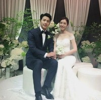 Saat sudah menikah terkadang pasangan suami istri jadi cuek satu sama lain. Namun tidak dengan Lee Sang Woo dan Kim So Yeon. Dalam sebuah acara terungkap jika Lee Sang Woo selalu mengabarkan keberadaannya kepada sang istri. Ini juga dinilai sebagai relationship goals. Foto: ist