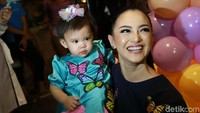 Ririn Ekawati merayakan ulang tahun pertama Cattleya. (Foto: Palevi/detikHOT)