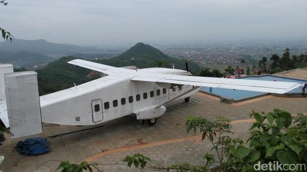 Yang Unik di Bandung: Pesawat di Atas Gunung