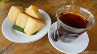 Jadah goreng jadi camilan hangat yang cocok mengiringi secangkir kopi hitam asal Aceh. Monggo mampir! Foto: Lusiana Mustinda/dok. detikFood