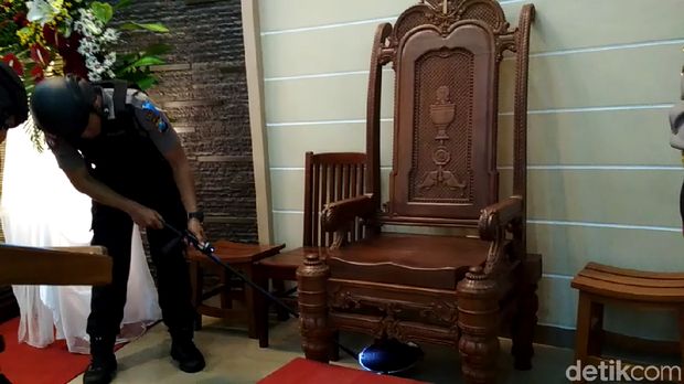 Jelang Misa Natal, Polisi Sisir 5 Gereja dengan Metal Detector