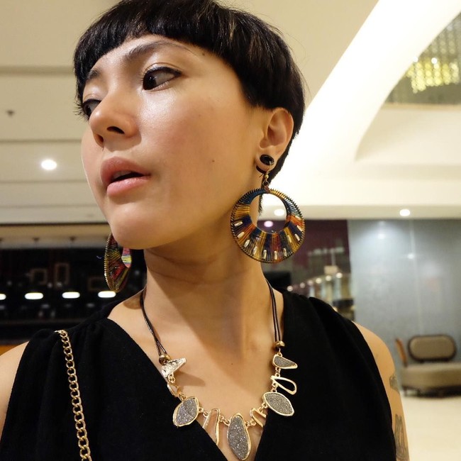 Poppy Sovia tampaknya juga lebih nyaman berambut pendek. Aktris dan presenter itu pun cukup berani bereksperimen dengan gaya dan warna rambut. Foto: Instagram