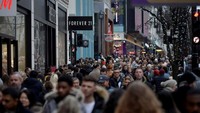 Warga memanfaatkan menit-menit akhir belanja di Oxford Street sebelum natal. Foto diambil 23 Desember 2017. (Foto: Dok. REUTERS/Mary Turner)