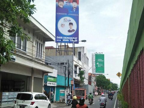 Memanas, Duel Reklame Gus Ipul Vs Khofifah di Surabaya