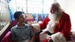 Intip Aksi Unik Santa Claus di Berbagai Belahan Dunia