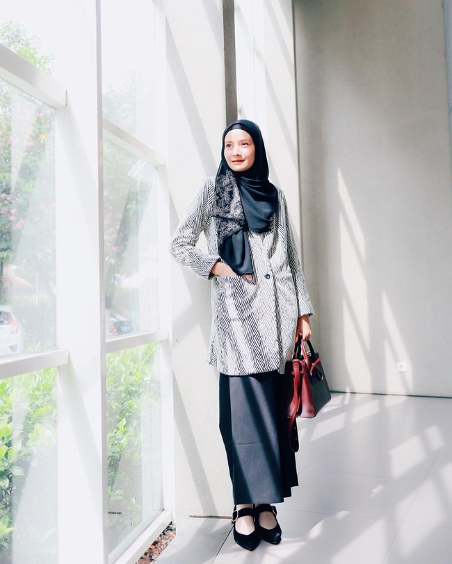 Dhatu Rembulan adalah istri dari Tria Changcuters. Hijabers tersebut juga cukup eksis di Instagram. Dikenal punya gaya hijab yang stylish, ia sering menerima endorsement merek busana. Foto: Instagram