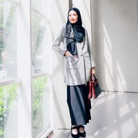 Dhatu Rembulan adalah istri dari Tria Changcuters. Hijabers tersebut juga cukup eksis di Instagram. Dikenal punya gaya hijab yang stylish, ia sering menerima endorsement merek busana. Foto: Instagram