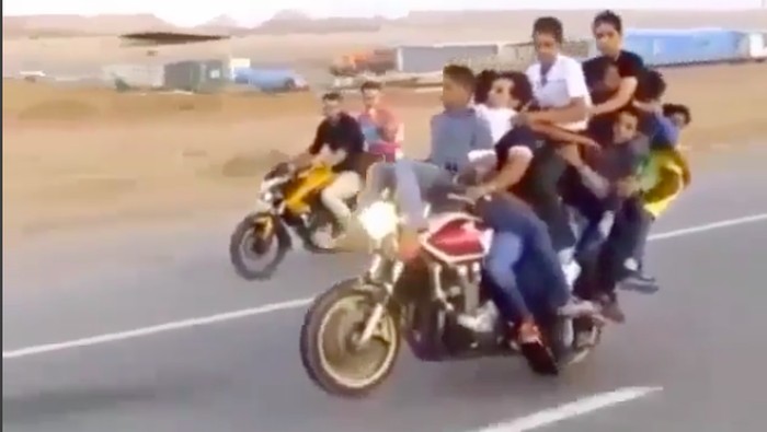 Duh, Ngeri! 1 Motor Ini Ditunggangi 10 Orang
