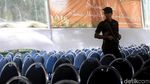 Polisi Sterilisasi Gereja Katedral Jelang Misa Natal