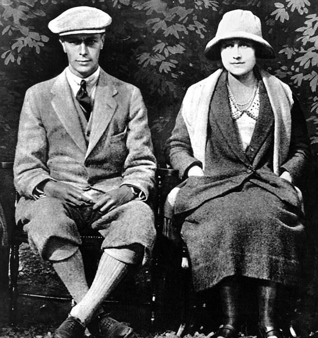 Ini adalah foto resmi pertunangan Raja George dan Elizabeth Angela Marguerite Bowes-Lyon, yang adalah orangtua Ratu Elizabeth II. Masih hitam-putih, foto ini dirilis pada 1923 silam. Pose mereka terlihat masih kaku kala itu. Duduk menghadap kamera, tanpa ‘adegan’ bermesraan. Foto: Youtube