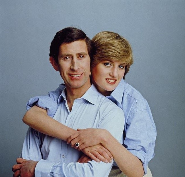 Giliran Pangeran Charles yang bertunangan pada 1981 dengan mendiang Putri Diana. Di foto resminya, pasangan ini kompak berbusana serba biru. Pose mereka pun tak kalah mesra. Diana memeluk Charles dari belakang. Foto: Youtube