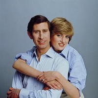 Giliran Pangeran Charles yang bertunangan pada 1981 dengan mendiang Putri Diana. Di foto resminya, pasangan ini kompak berbusana serba biru. Pose mereka pun tak kalah mesra. Diana memeluk Charles dari belakang. Foto: Youtube
