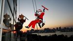 Intip Aksi Unik Santa Claus di Berbagai Belahan Dunia