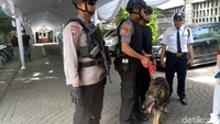 Polisi juga menyisir semua ruang misa utama dengan menggunakan anjing pelacak (Foto: Muhammad Fida/detikcom)