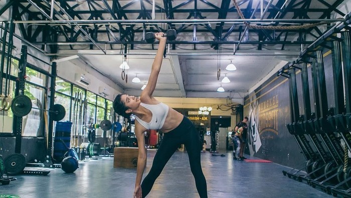 Mikha Tambayong ketika sedang melakukan olahraga. (Foto: Instagram @miktambayong) Mikha Tambayong ketika sedang melakukan olahraga. (Foto: Instagram @miktambayong)
