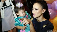 Pesta ulang tahun digelar di Plaza Senayan, Jakarta Selatan. (Foto: Palevi/detikHOT)