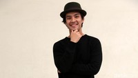 Morgan Oey bergaya kasual dengan busana serba hitam. (Foto: Asep Syaifullah/detikHOT)