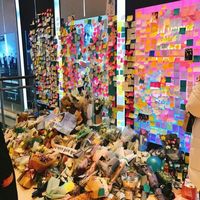 Bunga-bunga dan surat-surat untuk Jonghyun 'SHINee' di gedung SM Entertaiment.