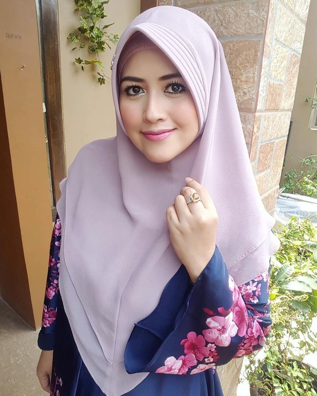 Tak hanya brand hijab atau makanan, istri pelawak Kiwil, Meggy Wulandari terlihat disponsori paket umrah. Foto: Instagram